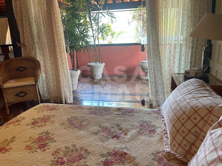 Linda casa com cinco suítes, pé na areia, em condomínio