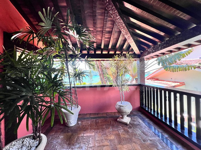 Linda casa com cinco suítes, pé na areia, em condomínio