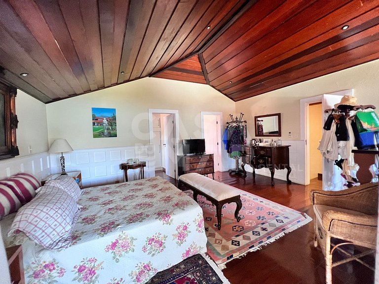 Linda casa com cinco suítes, pé na areia, em condomínio