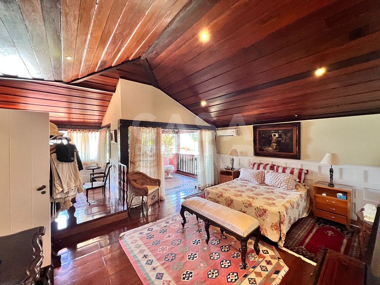 Beautiful house with five suites, right on the sand, in a co
