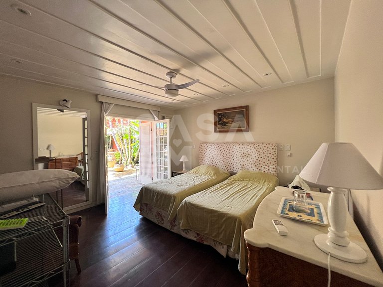 Linda casa com cinco suítes, pé na areia, em condomínio