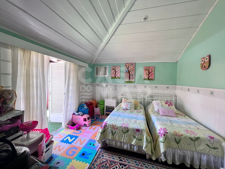 Linda casa com cinco suítes, pé na areia, em condomínio