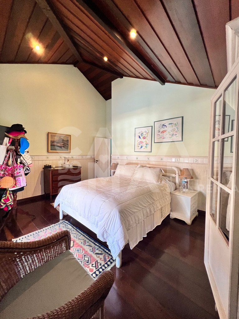 Linda casa com cinco suítes, pé na areia, em condomínio