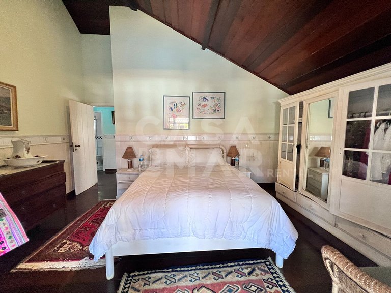 Linda casa com cinco suítes, pé na areia, em condomínio