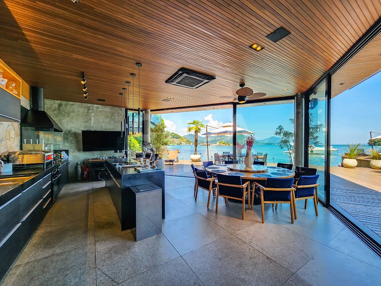 Casa espetacular com 9 suítes, frente mar, completíssima