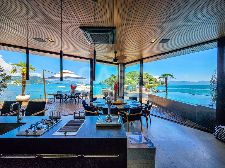 Casa espetacular com 9 suítes, frente mar, completíssima
