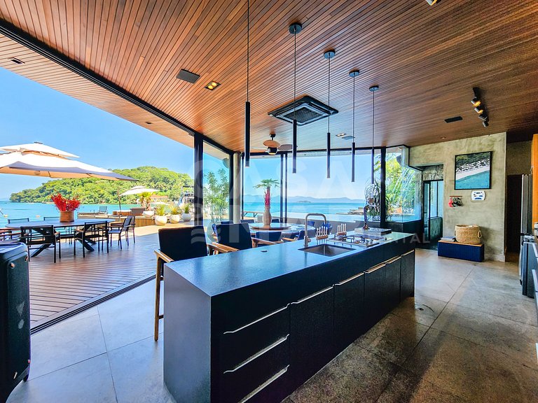 Casa espetacular com 9 suítes, frente mar, completíssima