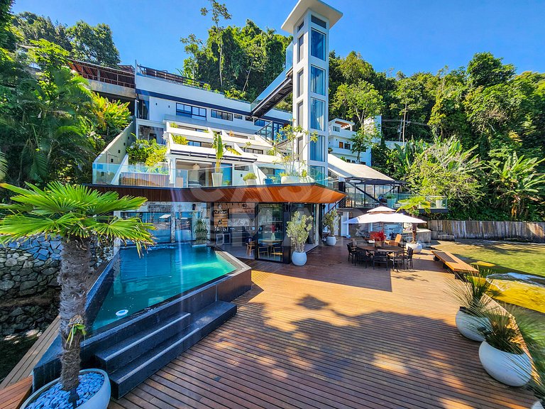 Casa espetacular com 9 suítes, frente mar, completíssima