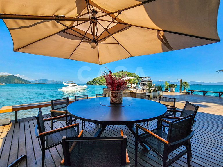 Spectacular house with 9 suites, sea front, very complete