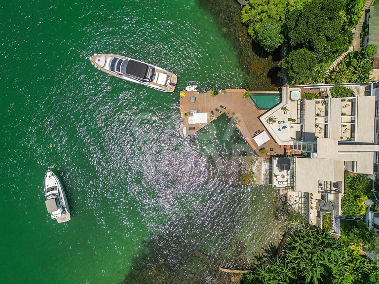 Casa espetacular com 9 suítes, frente mar, completíssima