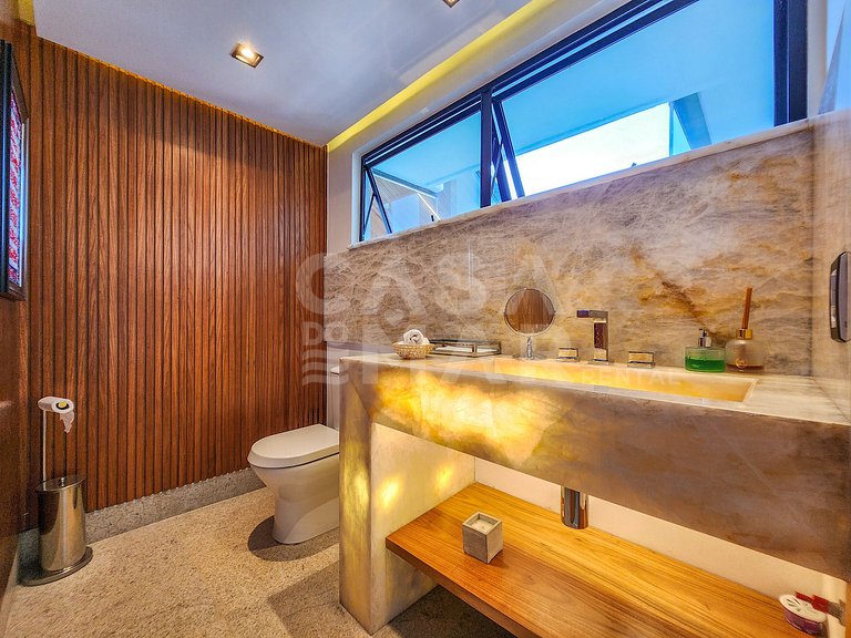 Spectacular house with 9 suites, sea front, very complete