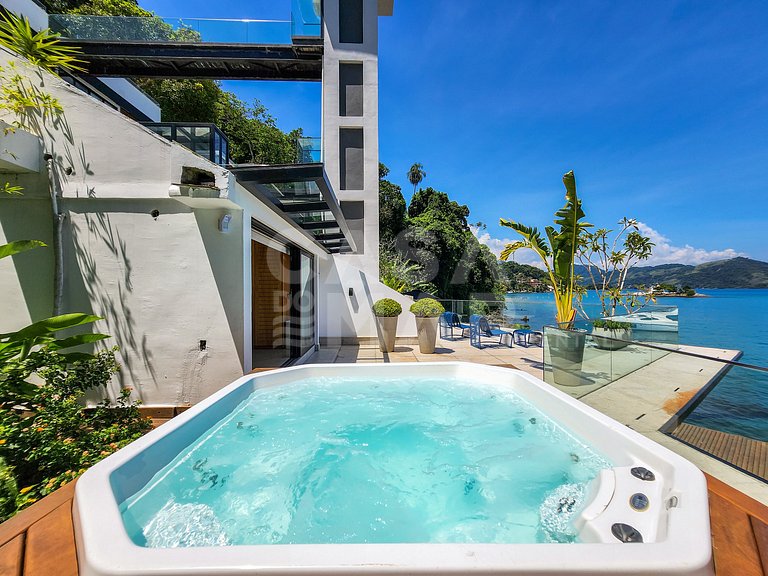 Casa espetacular com 9 suítes, frente mar, completíssima