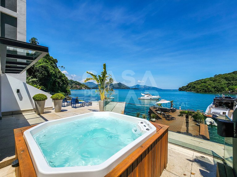 Spectacular house with 9 suites, sea front, very complete