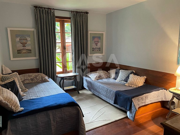 Beautiful House with 5 suites in the best condominium in Ita