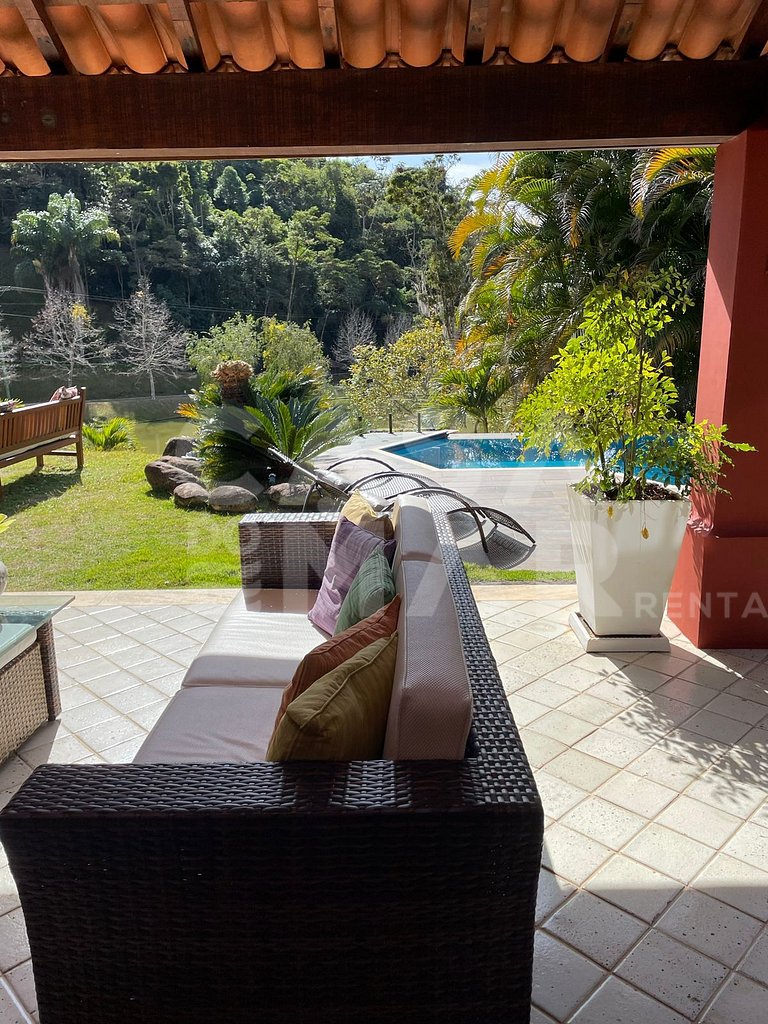 Linda Casa com 5 suítes no melhor condomínio de Itaipava