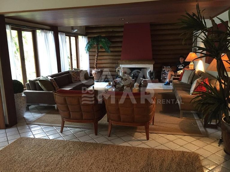 Beautiful House with 5 suites in the best condominium in Ita
