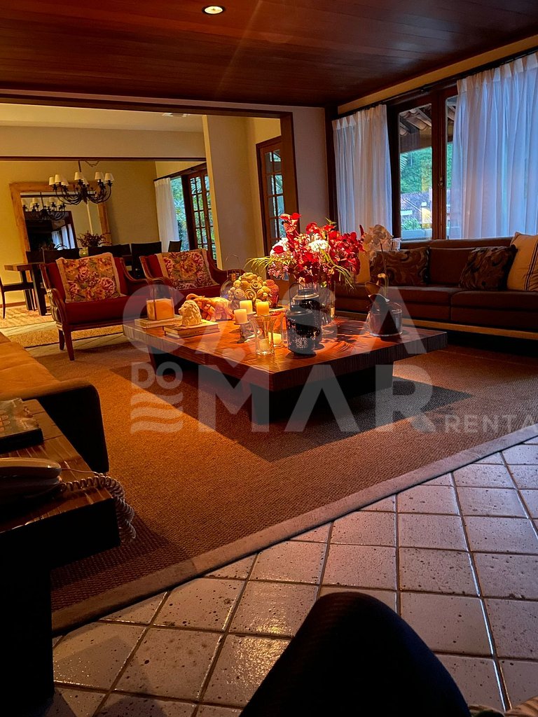 Beautiful House with 5 suites in the best condominium in Ita