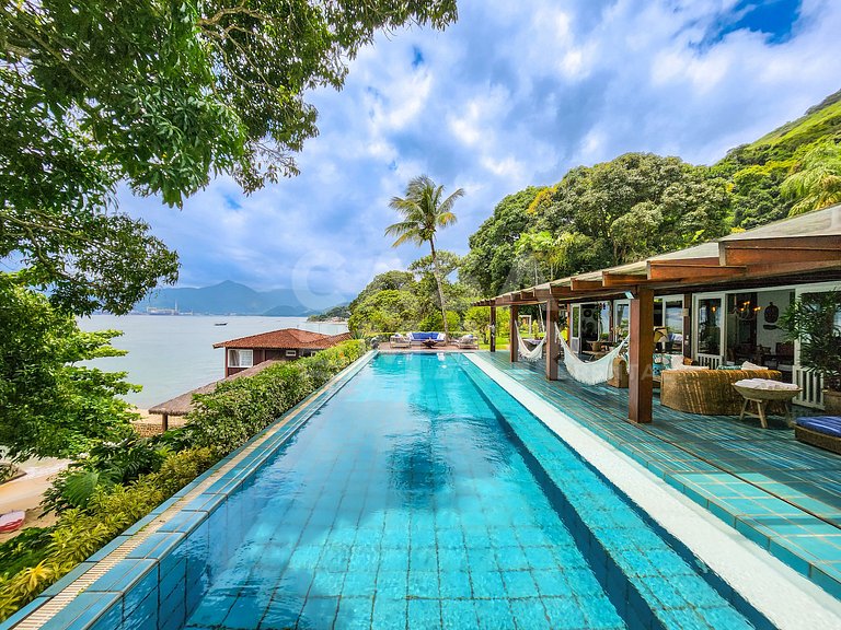 Villa with fifteen suites and private beach in the heart of