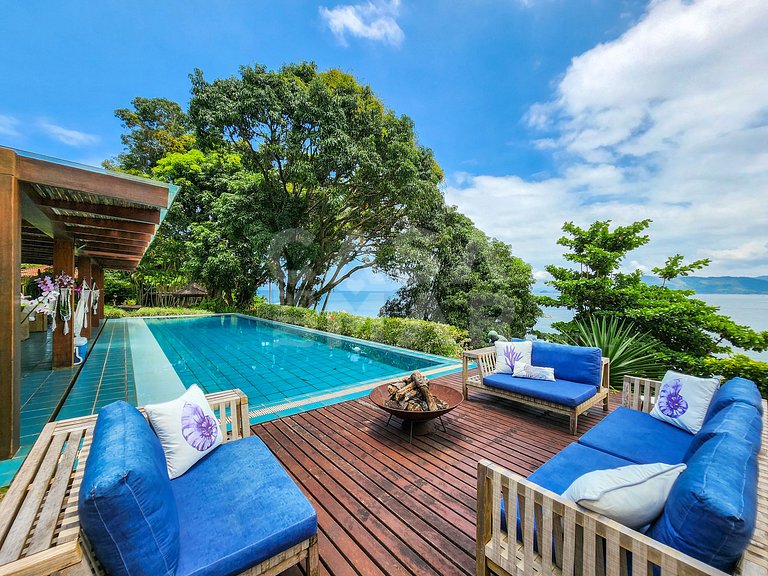 Villa with fifteen suites and private beach in the heart of