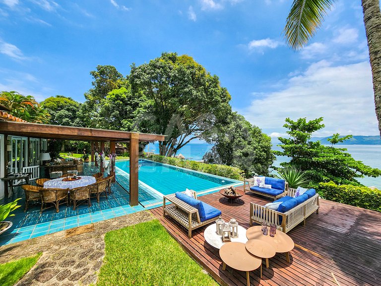 Villa with fifteen suites and private beach in the heart of