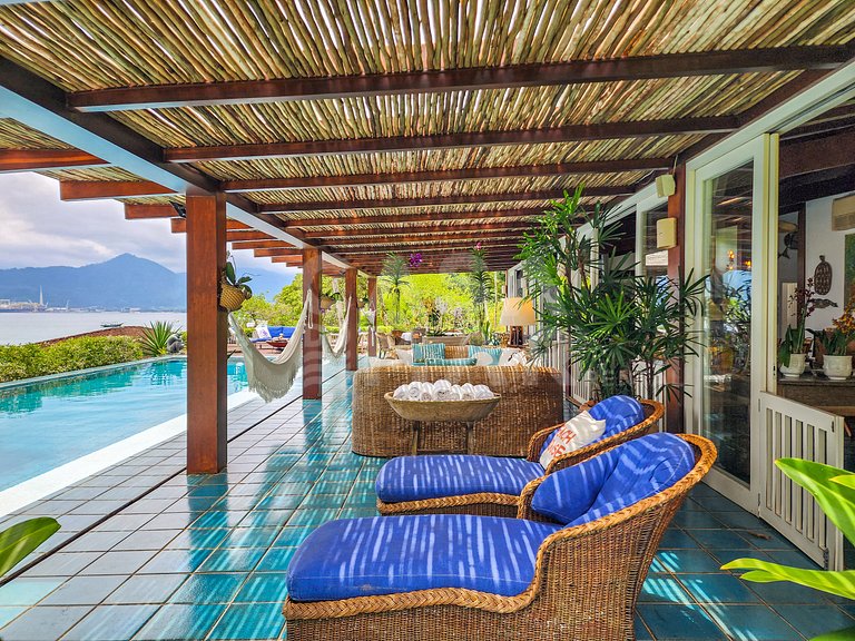 Villa with fifteen suites and private beach in the heart of