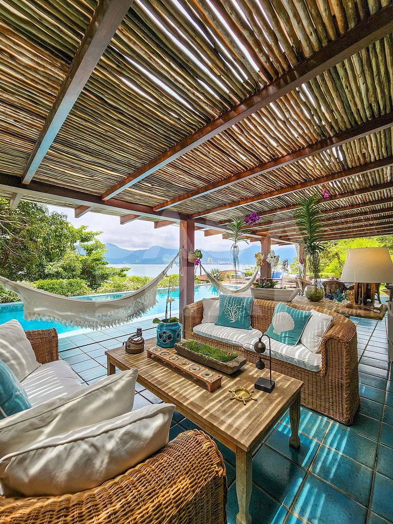 Villa with fifteen suites and private beach in the heart of