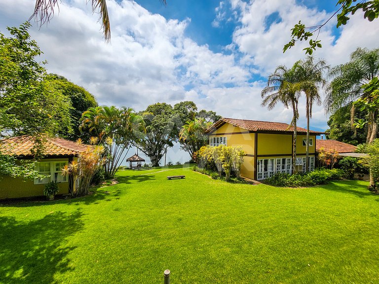 Villa with fifteen suites and private beach in the heart of