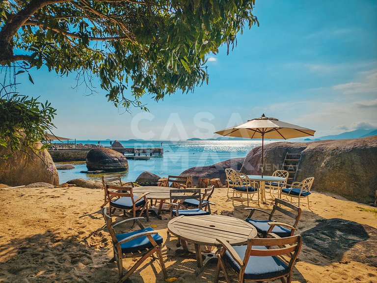 Villa with fifteen suites and private beach in the heart of