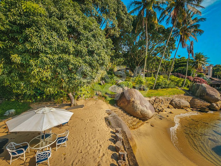 Villa with fifteen suites and private beach in the heart of