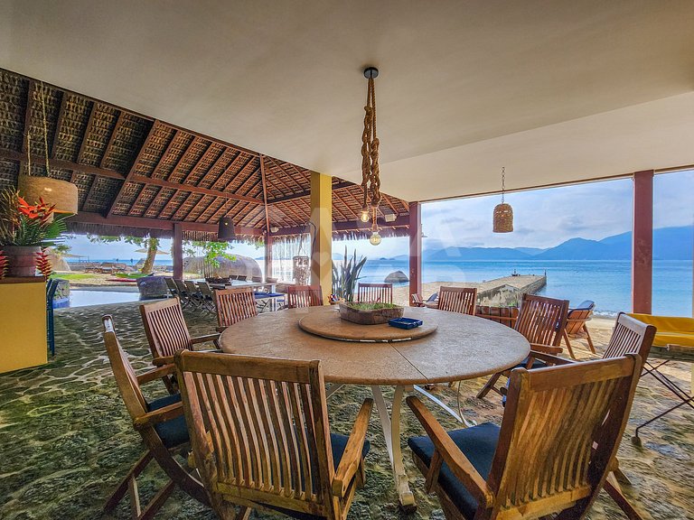 Villa with fifteen suites and private beach in the heart of
