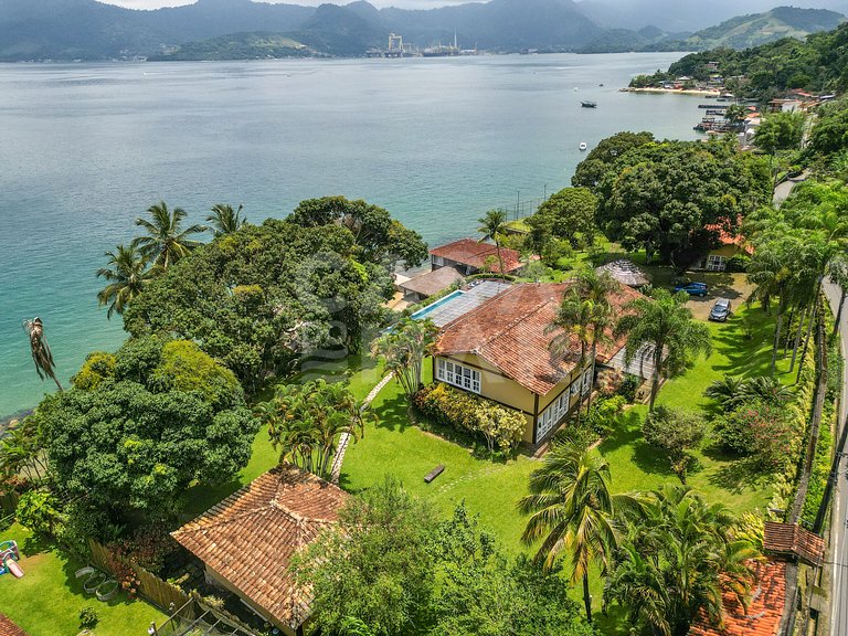 Villa with fifteen suites and private beach in the heart of