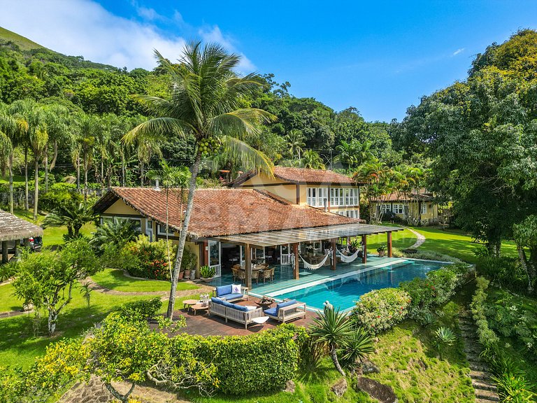 Villa with fifteen suites and private beach in the heart of