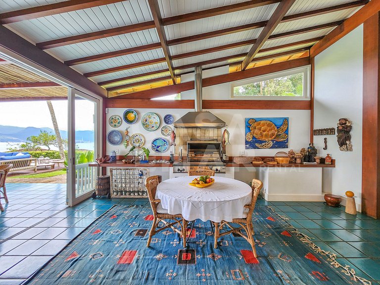 Villa with fifteen suites and private beach in the heart of