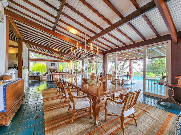 Villa with fifteen suites and private beach in the heart of