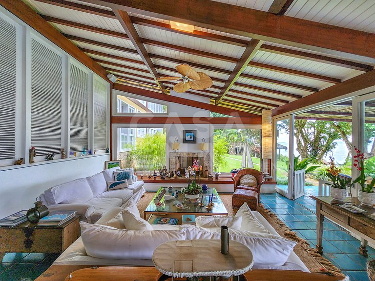 Villa with fifteen suites and private beach in the heart of