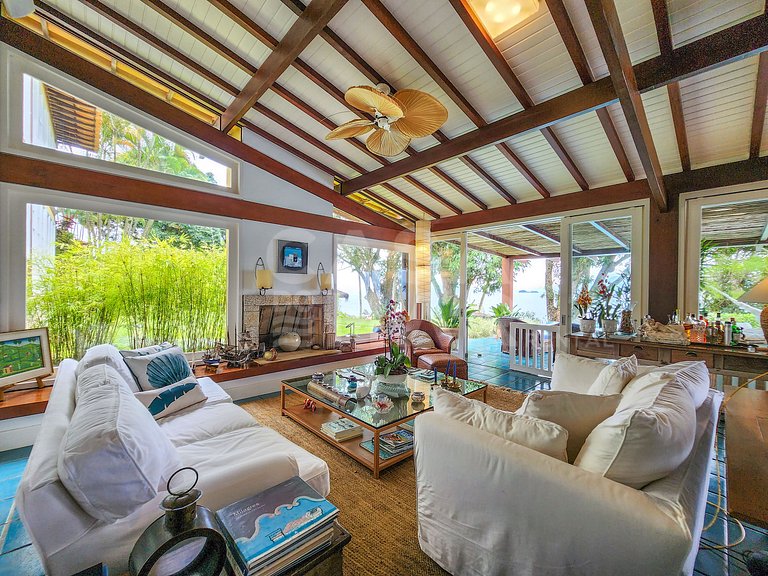 Villa with fifteen suites and private beach in the heart of