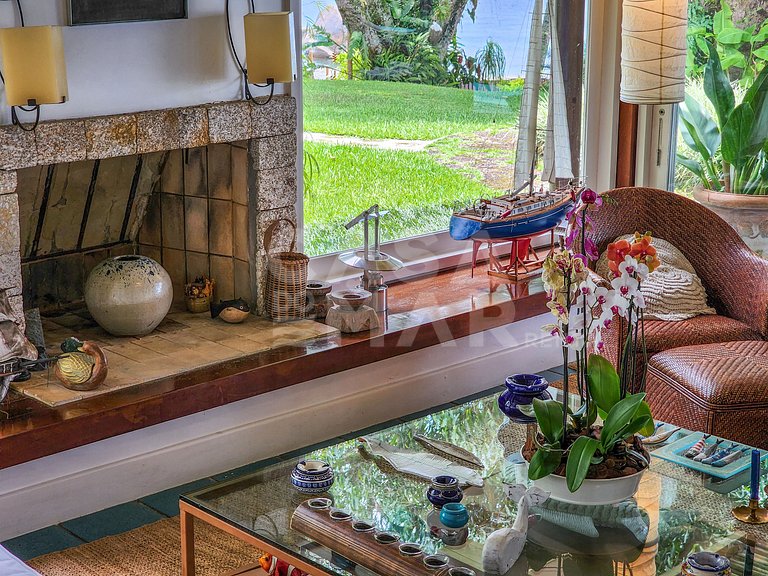 Villa with fifteen suites and private beach in the heart of