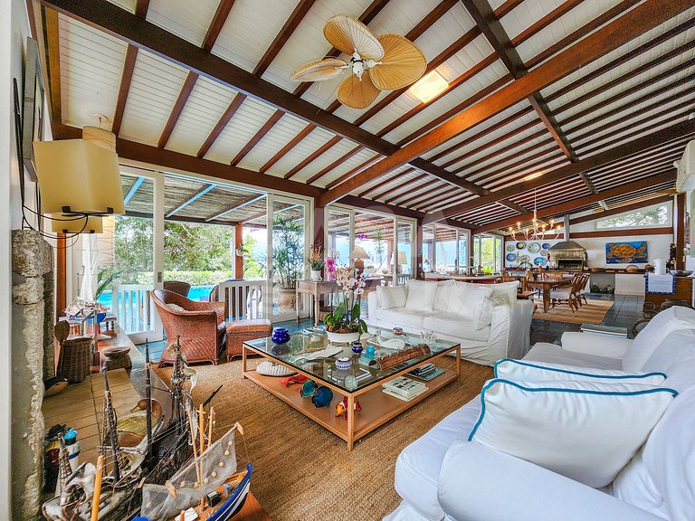 Villa with fifteen suites and private beach in the heart of