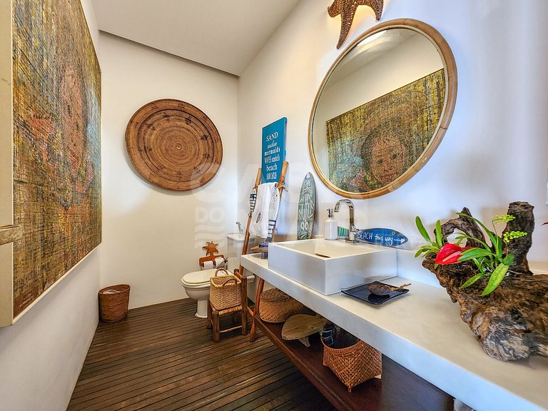 Villa with fifteen suites and private beach in the heart of