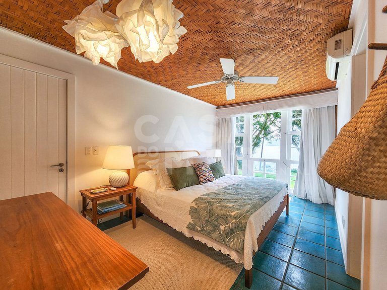 Villa with fifteen suites and private beach in the heart of