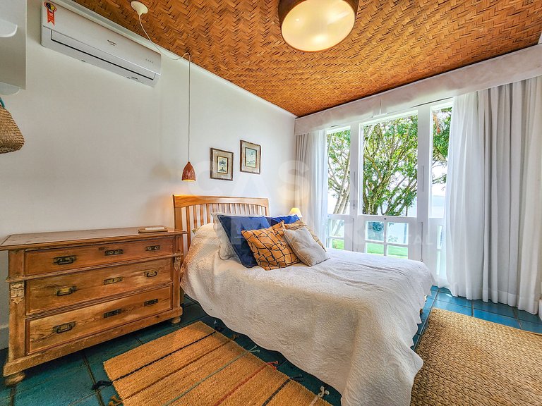 Villa with fifteen suites and private beach in the heart of