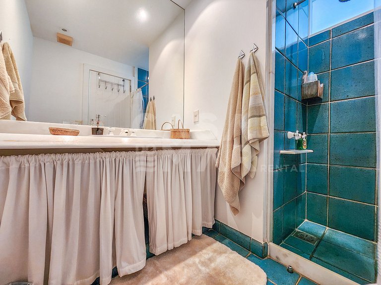 Villa with fifteen suites and private beach in the heart of