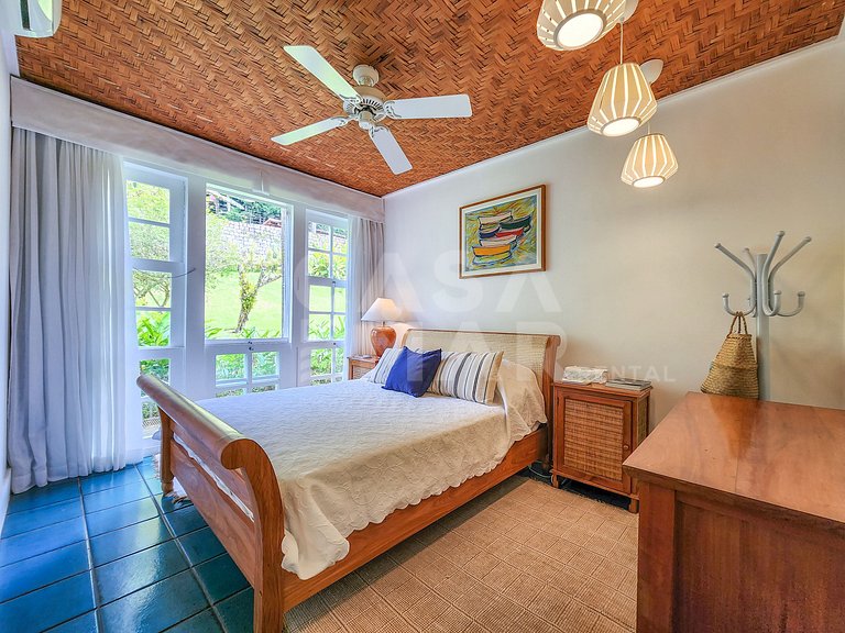 Villa with fifteen suites and private beach in the heart of