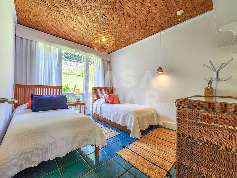 Villa with fifteen suites and private beach in the heart of