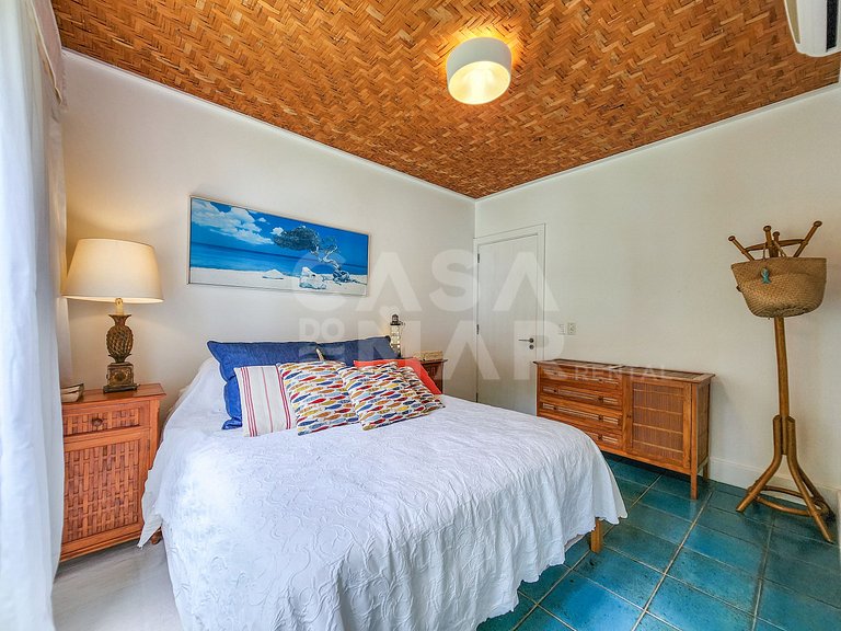 Villa with fifteen suites and private beach in the heart of