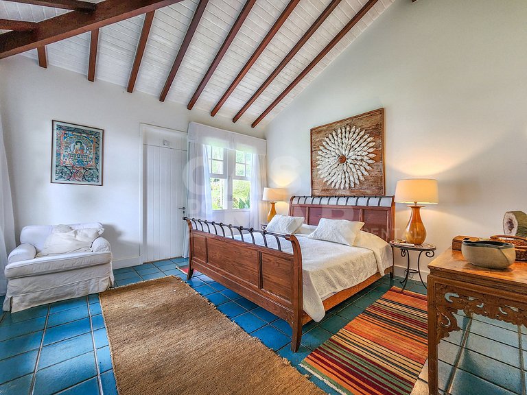 Villa with fifteen suites and private beach in the heart of