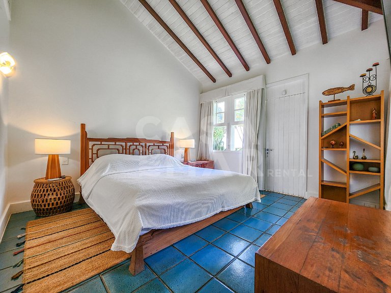 Villa with fifteen suites and private beach in the heart of