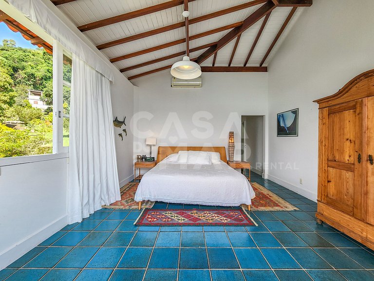 Villa with fifteen suites and private beach in the heart of