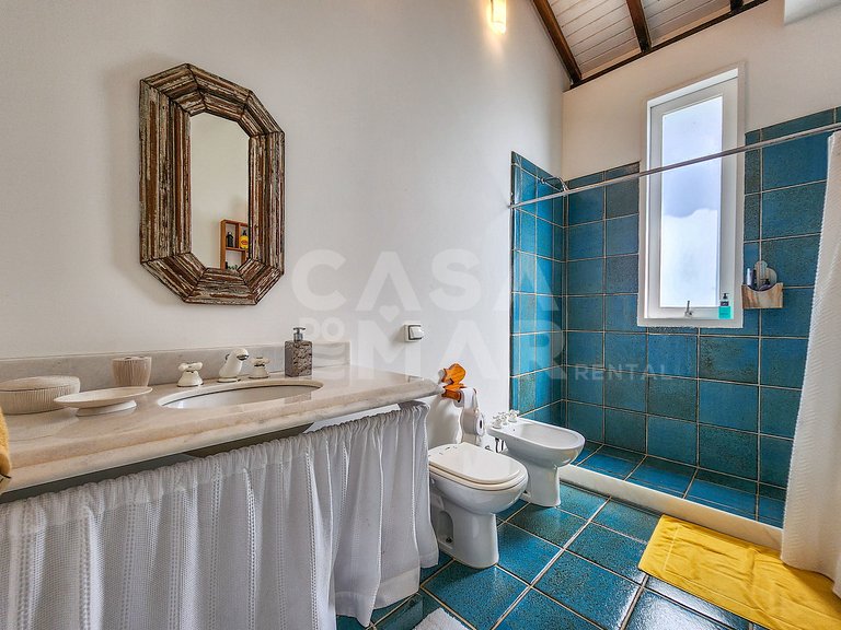 Villa with fifteen suites and private beach in the heart of