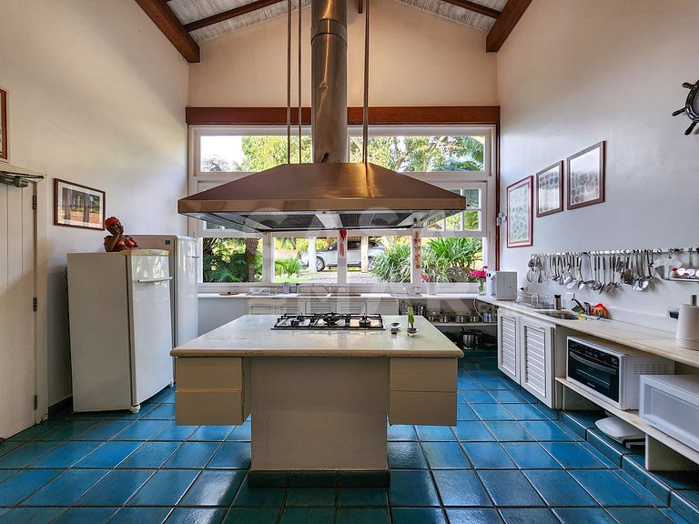 Villa with fifteen suites and private beach in the heart of